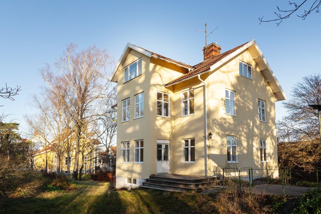 fonsterrenovering hus alvsjo viktoriavagen malning oljning snickeri kamrar bagar grundning kittning i stockholm