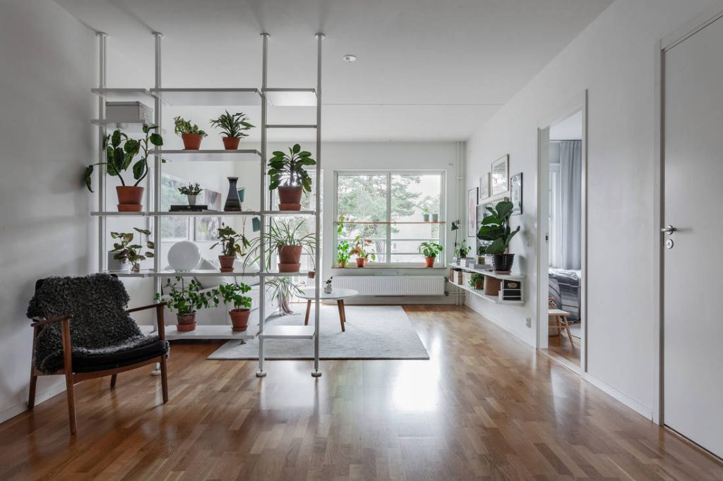 ytskiktsrenovering lagenhet maleri nya lister golvlaggning spackling tapetsering solberga kristallvagen hagersten stockholm